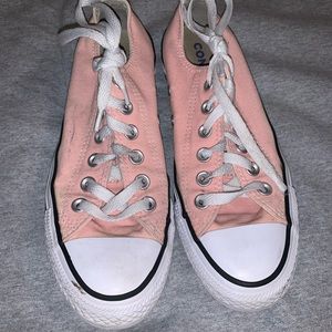 Converse Women’s Peach Low Top Sneakers Size 6.5